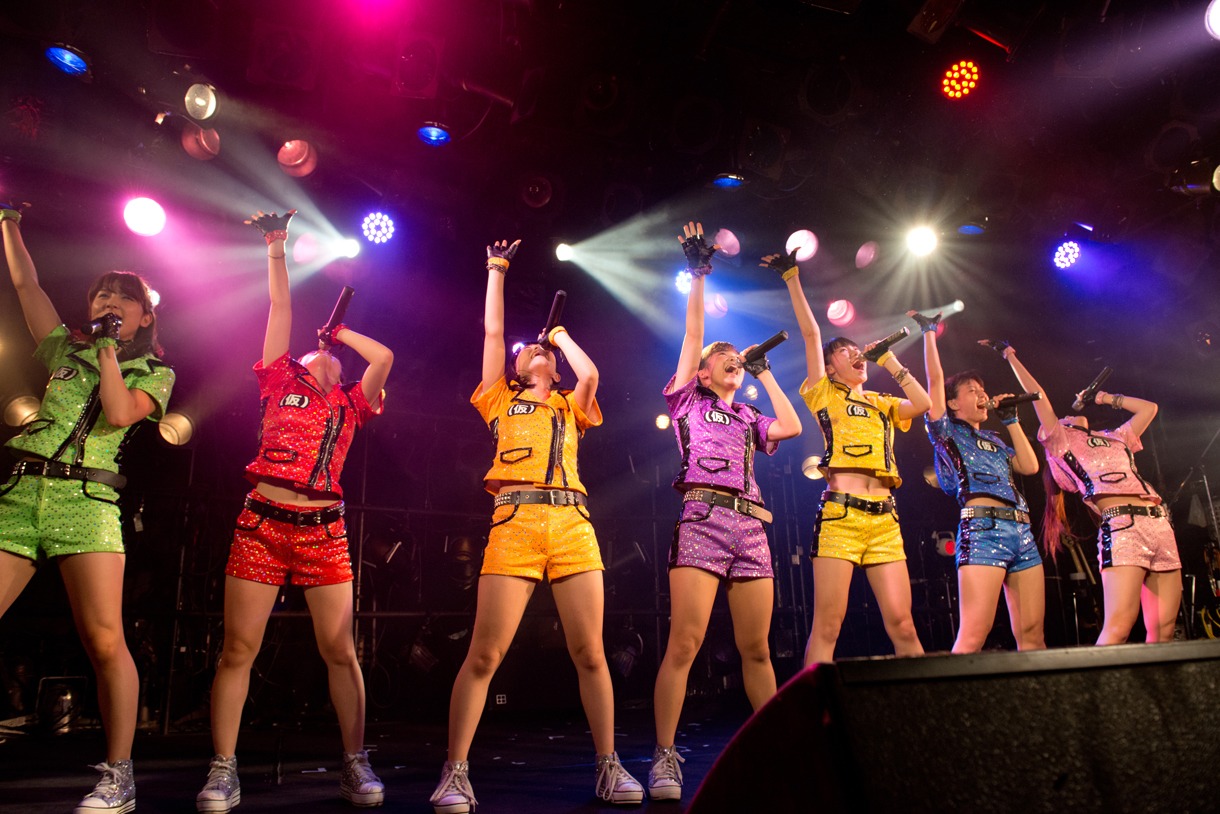 アップアップガールズ（仮）によるライブの様子。