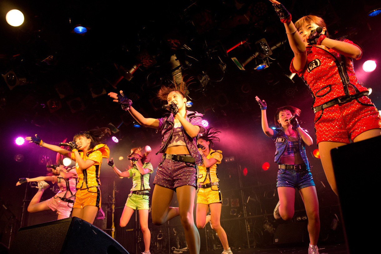 アップアップガールズ（仮）によるライブの様子。