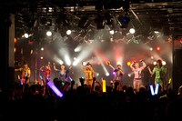 アップアップガールズ（仮）によるライブの様子。