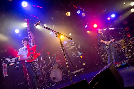 HAWAIIAN6によるライブの様子。