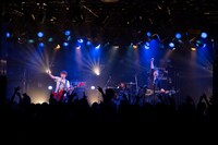 HAWAIIAN6によるライブの様子。