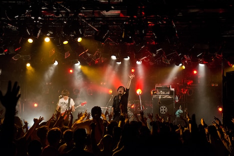 HAWAIIAN6によるライブの様子。