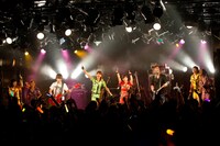 HAWAIIAN6とアップアップガールズ（仮）による「Rainbow, Rainbow」コラボの様子。