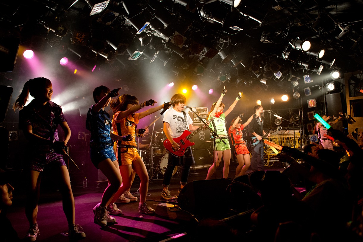 HAWAIIAN6とアップアップガールズ（仮）による「Rainbow, Rainbow」コラボの様子。