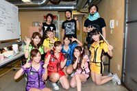 アップアップガールズ（仮）とHAWAIIAN6によるライブ後の記念撮影の様子。