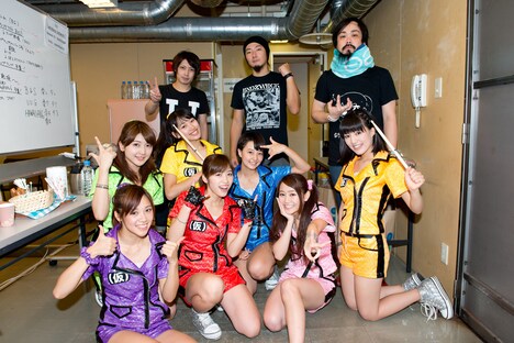 アップアップガールズ（仮）とHAWAIIAN6によるライブ後の記念撮影の様子。