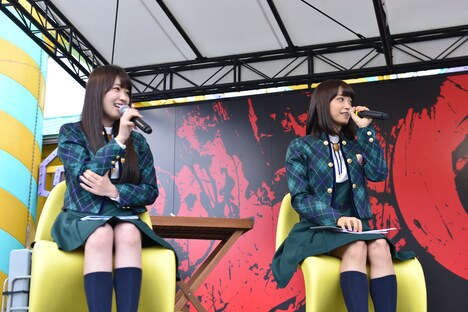 左から高山一実、深川麻衣。