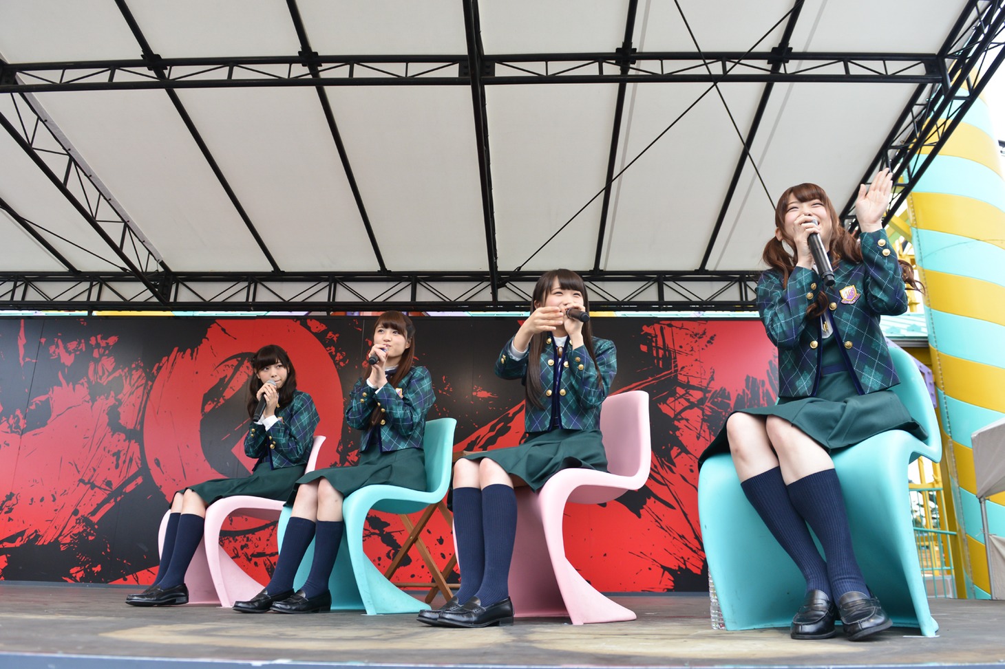 左から西野七瀬、若月佑美、秋元真夏、松村沙友理。