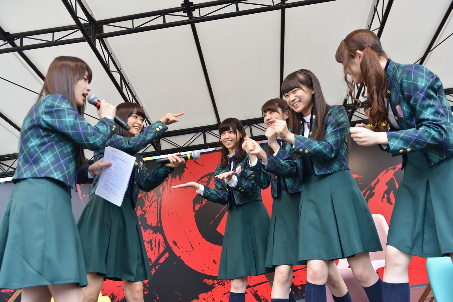 左から高山一実、深川麻衣、西野七瀬、若月佑美、秋元真夏、松村沙友理。