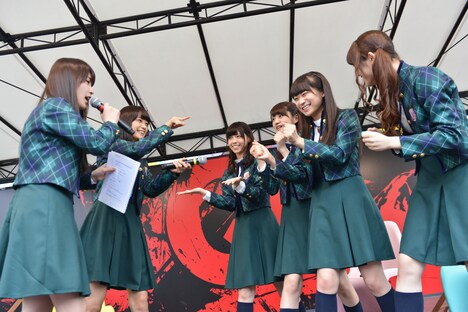 左から高山一実、深川麻衣、西野七瀬、若月佑美、秋元真夏、松村沙友理。