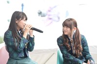 左から秋元真夏、松村沙友理。