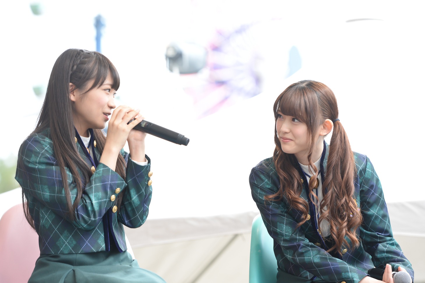 左から秋元真夏、松村沙友理。