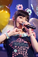 アンコール「すみれコード」を歌う、上坂すみれ。