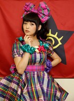 バックステージで、革命的ブロードウェイ主義者同盟の旗をバックに記念撮影に応じる、上坂すみれ。