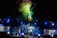 今週の人気画像8位は「ONE OK ROCK、6万人圧倒した浜スタ2DAYS」より、ライブの終盤で、花火をバックに熱演を繰り広げるONE OK ROCK。