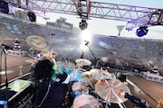 今週の人気画像4位は「ONE OK ROCK、6万人圧倒した浜スタ2DAYS」より、ONE OK ROCK「Mighty Long Fall at Yokohama Stadium」の模様。