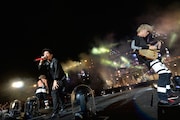 今週の人気画像5位は「ONE OK ROCK、6万人圧倒した浜スタ2DAYS」より、ONE OK ROCK「Mighty Long Fall at Yokohama Stadium」の模様。
