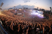 今週の人気画像6位は「ONE OK ROCK、6万人圧倒した浜スタ2DAYS」より、ONE OK ROCK「Mighty Long Fall at Yokohama Stadium」の模様。
