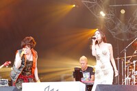 西川貴教（T.M.Revolution）とMay J.。