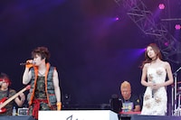 西川貴教（T.M.Revolution）とMay J.。