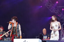 西川貴教（T.M.Revolution）とMay J.。