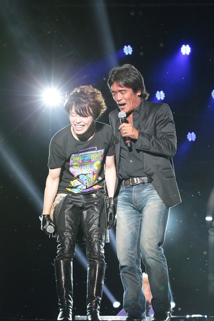 西川貴教（T.M.Revolution）と松崎しげる。