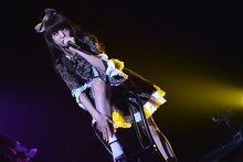 「東京女子流 TGS Discography in September（3rd Album「約束」より）」の様子。椅子を使ったパフォーマンスを披露する新井ひとみ。