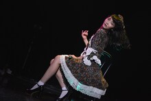 椅子を使ったパフォーマンスを披露する山邊未夢。