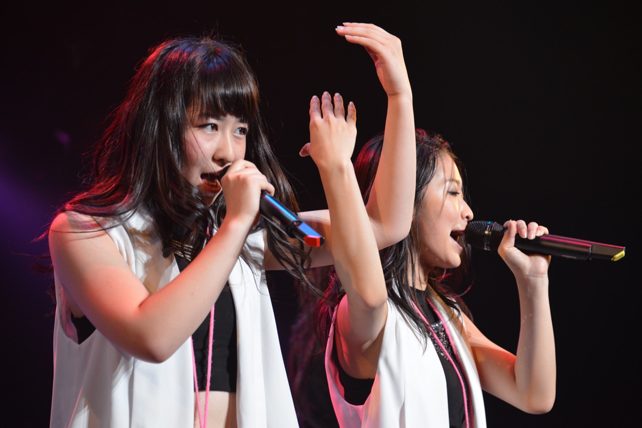 腕をからませる小西彩乃（左）と中江友梨（右）。