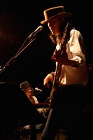 Curly Giraffe（撮影：前原猛）