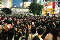 「MUCC」のロゴ入り風船を持ったファンで埋め尽くされた渋谷のスクランブル交差点。（撮影：緒車寿一、田中伸二）