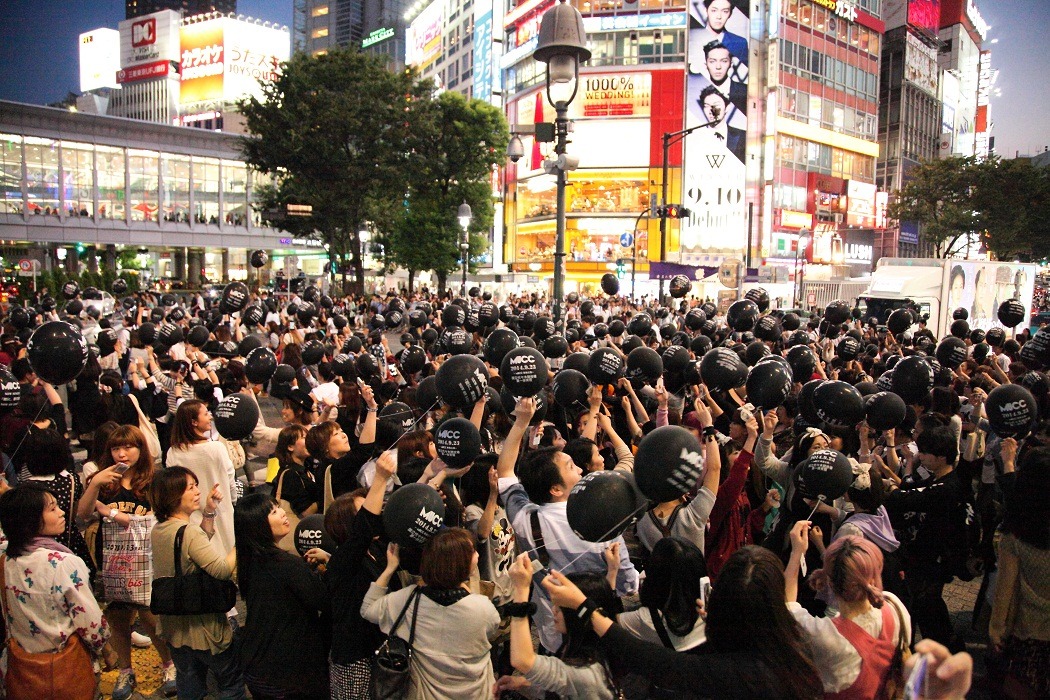 「MUCC」のロゴ入り風船を持ったファンで埋め尽くされた渋谷のスクランブル交差点。（撮影：緒車寿一、田中伸二）