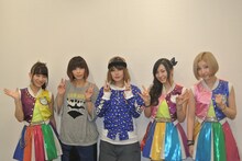 インタビュー企画に出演したPUFFY、Cheeky Parade。
