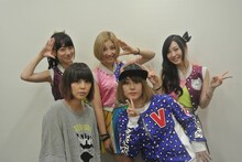 インタビュー企画に出演したPUFFY、Cheeky Parade。