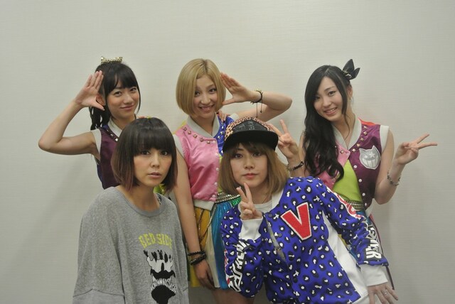 インタビュー企画に出演したPUFFY、Cheeky Parade。
