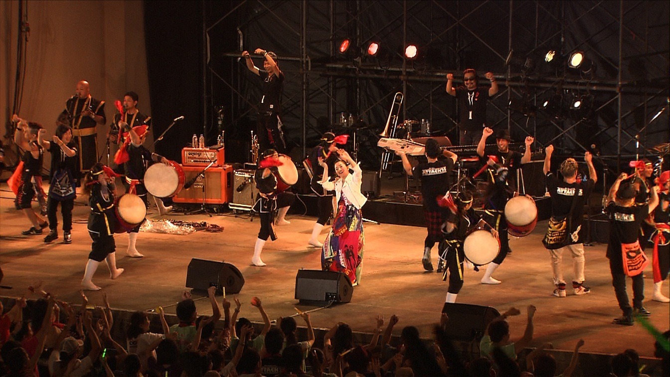 「AEON presents 25th Anniversary DREAMS COME TRUE CONCERT TOUR 2014～ドリカムの夕べ IN 沖縄～」の様子。