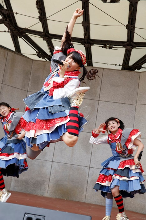 ジャンプする星名美怜（中央）。