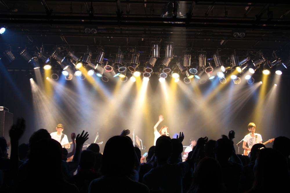 「Ai Kawashima Tour 2014『Listen to my heart』」新潟公演の様子。