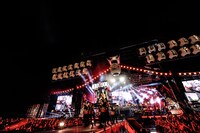 「氣志團万博2014」の氣志團のステージの様子。（撮影：釘野孝宏）