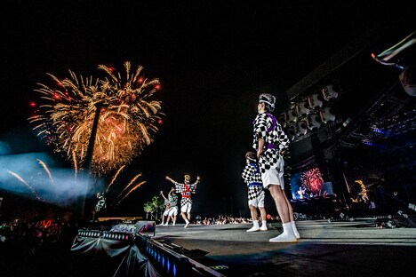 「氣志團万博2014」最終日のエンディングで花火を見上げる氣志團。（撮影：青木カズロー）