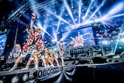 今週の人気画像10位は「3日間お祭り騒ぎ!豪華競演『氣志團万博』」より、「氣志團万博2014」最終日のクロージングパフォーマンスで「Choo Choo TRAIN」を踊る氣志團。(撮影:青木カズロー)
