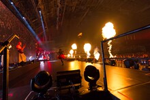 BABYMETAL「BABYMETAL WORLD TOUR 2014」幕張メッセイベントホール公演1日目で「イジメ、ダメ、ゼッタイ」を披露する様子。（Photo by Shingo Miyaaki）