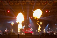 BABYMETAL「BABYMETAL WORLD TOUR 2014」幕張メッセイベントホール公演1日目で「イジメ、ダメ、ゼッタイ」を披露する様子。（Photo by Shingo Miyaaki）