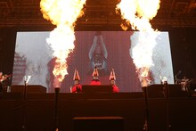 BABYMETAL「BABYMETAL WORLD TOUR 2014」幕張メッセイベントホール公演1日目で「イジメ、ダメ、ゼッタイ」を披露する様子。（Photo by Shingo Miyaaki）