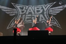 BABYMETAL「BABYMETAL WORLD TOUR 2014」幕張メッセイベントホール公演2日目の様子。（Photo by Shingo Miyaaki）