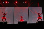 BABYMETAL「BABYMETAL WORLD TOUR 2014」幕張メッセイベントホール公演2日目のステージで「BABYMETAL DEATH」を披露する様子。（Photo by Shingo Miyaaki）