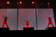BABYMETAL「BABYMETAL WORLD TOUR 2014」幕張メッセイベントホール公演2日目のステージで「BABYMETAL DEATH」を披露する様子。（Photo by Shingo Miyaaki）