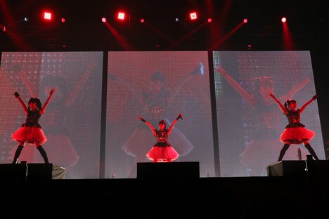 BABYMETAL「BABYMETAL WORLD TOUR 2014」幕張メッセイベントホール公演2日目のステージで「BABYMETAL DEATH」を披露する様子。（Photo by Shingo Miyaaki）