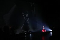 BABYMETAL「BABYMETAL WORLD TOUR 2014」幕張メッセイベントホール公演2日目でSU-METAL（Vo, Dance）が「悪夢の輪舞曲」を披露する様子。（Photo by Shingo Miyaaki）