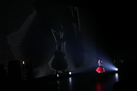 BABYMETAL「BABYMETAL WORLD TOUR 2014」幕張メッセイベントホール公演2日目でSU-METAL（Vo, Dance）が「悪夢の輪舞曲」を披露する様子。（Photo by Shingo Miyaaki）